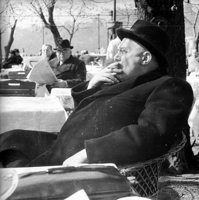 Férfi cigarettával, 1941/1. Férfi cigarettával, 1941/1.