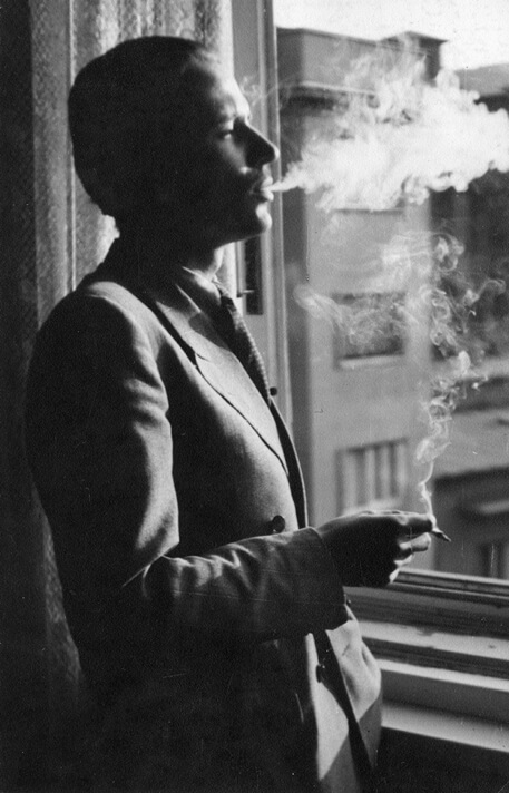 Férfi cigarettával, 1941/2.