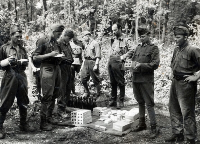 Katonai cigarettaosztás, 1942