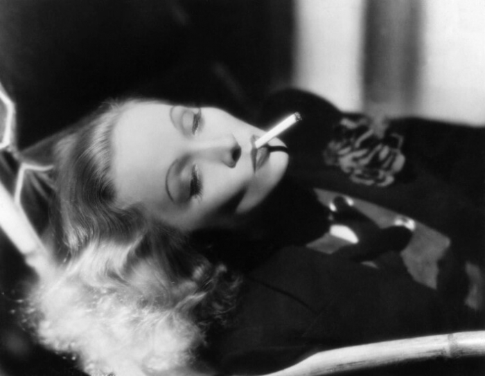 Marlene Dietrich cigarettával