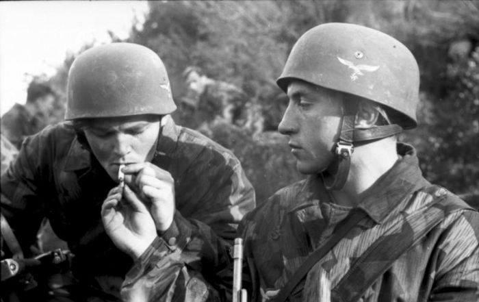 Dohányzó katonák, 1943.
